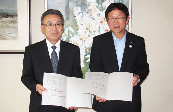 Right : Yuji Motegi (Mayor, Miyota Town),Left : Kazunari Shimizu (General Manager, Plant Maintenance Department, Minebea Co., Ltd.)