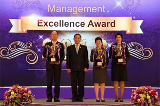 Left : Masayuki Imanaka (General Manager of Regional Affairs for South East Asia), Second from right: Sunee Cherdchucharti (Director, NMB-Minebea Thai Ltd.)