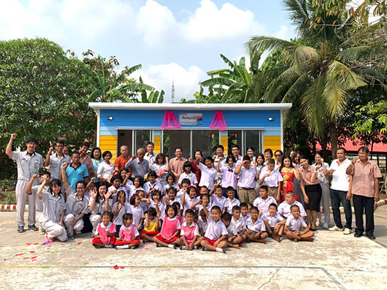 image : Group photograph in front of the library