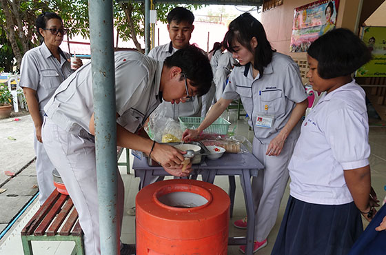 image : NMB-Minebea Thai staff providing lunch