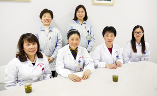 image : Staff at Zhujiajiao People's Hospital with Ms. Feng and Ms. Qian