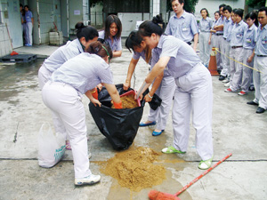 image : Training to prevent leaks of chemical substancesduring an emergency drill (Zhuhai Plant)