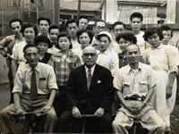 画像：1954年　板橋区小豆沢にて故・髙橋精一郎社長と全社員