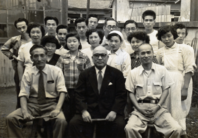 画像：故・高橋精一郎社長と全社員（1954年）