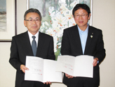 右:御代田町 町長 茂木 祐司 様、左:当社施設部 部長 清水 一成