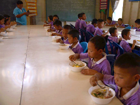 画像：子どもたちとの昼食