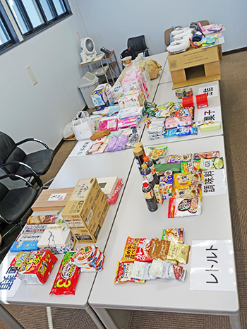 画像：物品寄附として集まった食品、日用品、雑貨