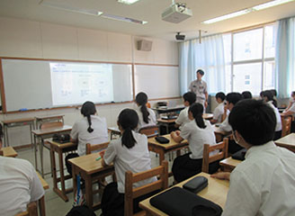 教室での出張授業の様子