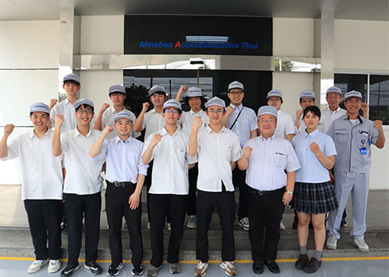 学生との集合写真