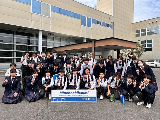 工場見学に参加した学生の集合写真