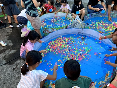 納涼祭の様子：スーパーボールすくい