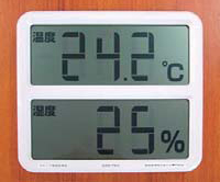 画像：浜松工場の各オフィスに設置された温度計
