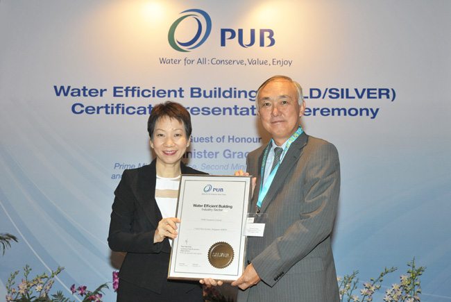 Left : Grace Fu (Minister, Prime Minister's Office and Second Minister for the Environment and Water Resources and Second Minister for Foreign Affairs), Right : Koichi Takeshita (President, NMB Singapore Limited)