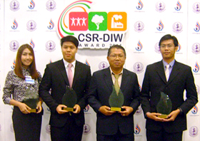 image : Representatives of the 4 plants that were awarded