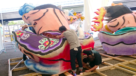 image : Floats being assembled