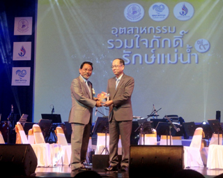 image : Left : Pramot Wittayasuk Deputy Minister, Ministry of Industry / Right : Masayuki Imanaka General Manager of Regional Affairs for South East Asia