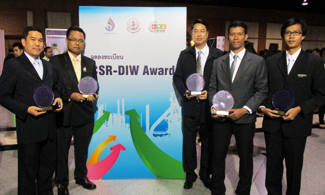 image : Representatives of the 5 plants that were awarded