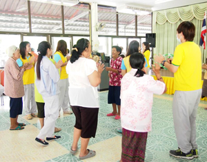 image : Having a pleasant talk with elderly people