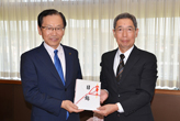 Left : Hideyuki Harada (Mayor, Fukuroi City) / Right : Hirotaka Fujita (Director, Senior Managing Executive Officer, Minebea Co., Ltd.)