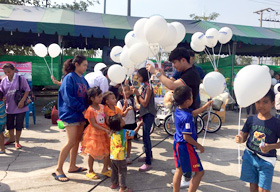 image : Handing out balloons