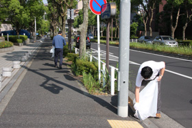 image : Picking up trash