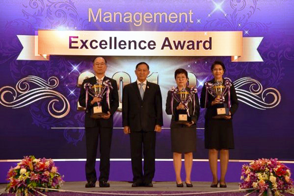imgae : Left : Masayuki Imanaka (General Manager of Regional Affairs for South East Asia), Second from right: Sunee Cherdchucharti (Director, NMB-Minebea Thai Ltd.)