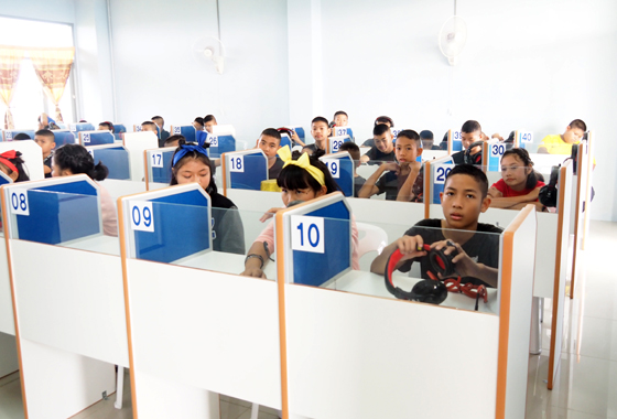 image : Students using the headsets