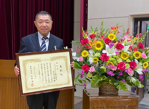 image : Mr. Otake, Chairman of the Matsuida Plant Safety and Health Committee, at the award ceremony.