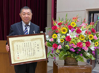 Mr. Otake, Chairman of the Matsuida Plant Safety and Health Committee, at the award ceremony.