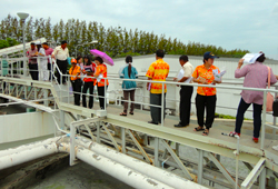image : Community representatives tour the Bang Pa-in Plant's wastewater processing facilities