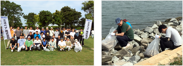image : Employees take part in the cleanup campaign
