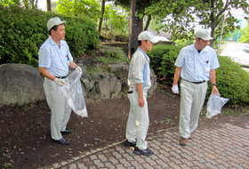 image : Employees clean up commuting routes