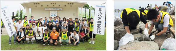 image : Employees take part in the cleanup campaign