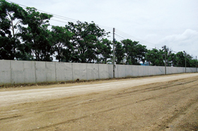 Image : The newly constructed embankment at the Bang Pa-in Plant.