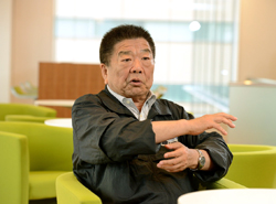 image : Mr. Akira Ikawa, Chief, Tokyo Research and Development Center