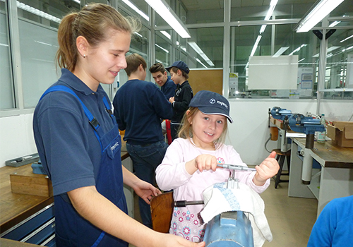 image : Trainees instructing the children