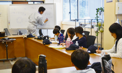 image : An employee provides an explanation to the children
