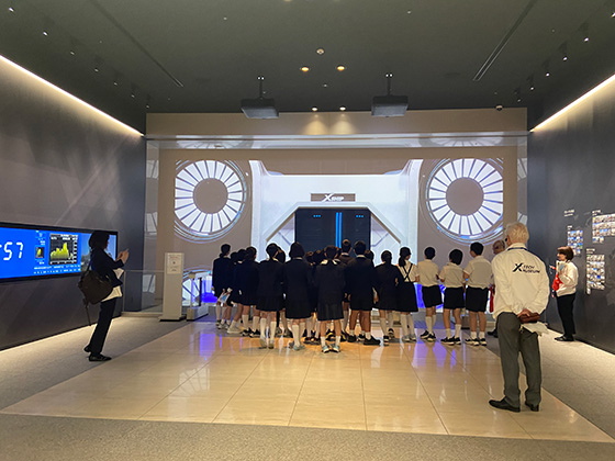 image : Students Entering the Theater