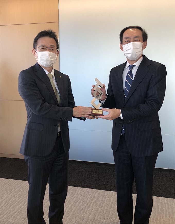 Left: Mr. Iida, Senior Executive Officer of DENSO / Right: Mr. None, Senior Managing Executive Officer of MinebeaMitsumi