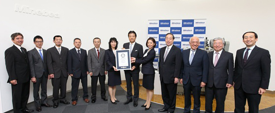 image : (From left) Six engineers from the Karuizawa plant; Erika Ogawa, Vice President of Guinness World Records Japan K.K.; and Yoshihisa Kainuma, Representative Director, President and Chief Executive Officer of Minebea