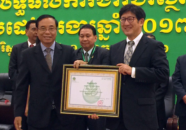 image : Left: H.E. Bin Chhin, Deputy Prime Minister of the Kingdom of Cambodia / Right: Hiroyuki Akatsu, Executive Officer, MinebeaMitsumi Inc.