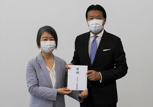 Left: Chieko Akaishi, President of NPO  Single Mothers Forum / Right: Yoshihisa Kainuma, Representative Director, CEO&COO of MinebeaMitsumi