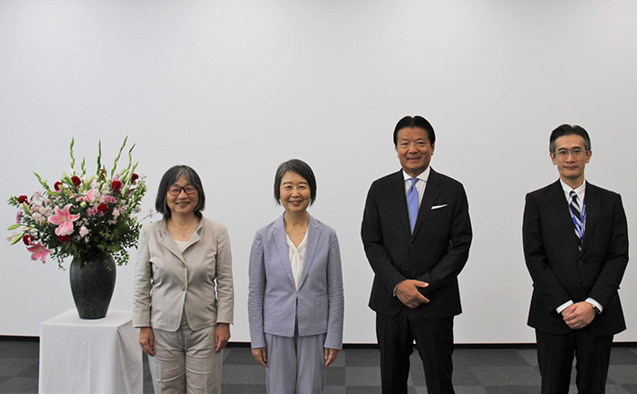 From left: Junko Murakami, NPO Single Mothers Forum / Chieko Akaishi, President of NPO "Single Mothers Forum" / Yoshihisa Kainuma, Representative Director, CEO&COO of MinebeaMitsumi / Motohide Ishigami, Executive Officer of MineteaMitsumi
