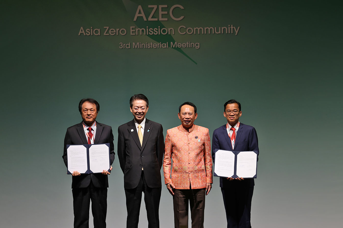 Photo : Scene at document exchange (photo by MinebeaMitsumi)