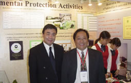 ミネベアブースを訪れた上海市環境保護局　巌副局長(右)