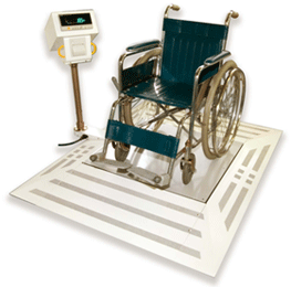 画像：寄贈した車椅子用体重計