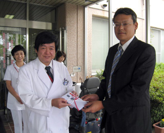 画像：袋井市民病院の小早川医院長に目録を贈呈