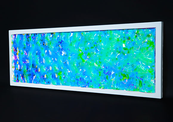 写真 : Nebula prism、2022年、H33×W93×D5、アクリル・特殊フィルム・木材