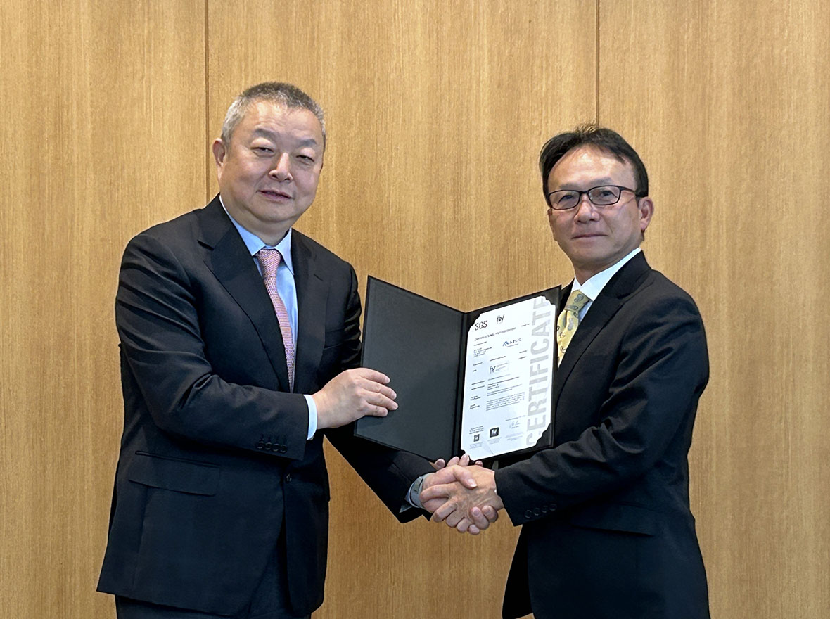 写真:認証書授与式にて