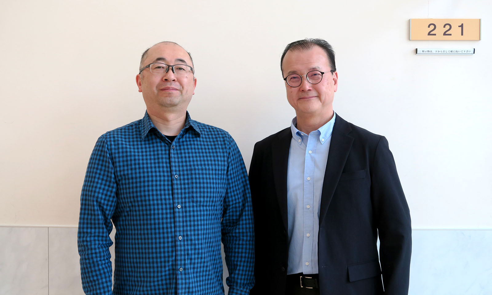 画像:山形大学成田教授とABLIC社員